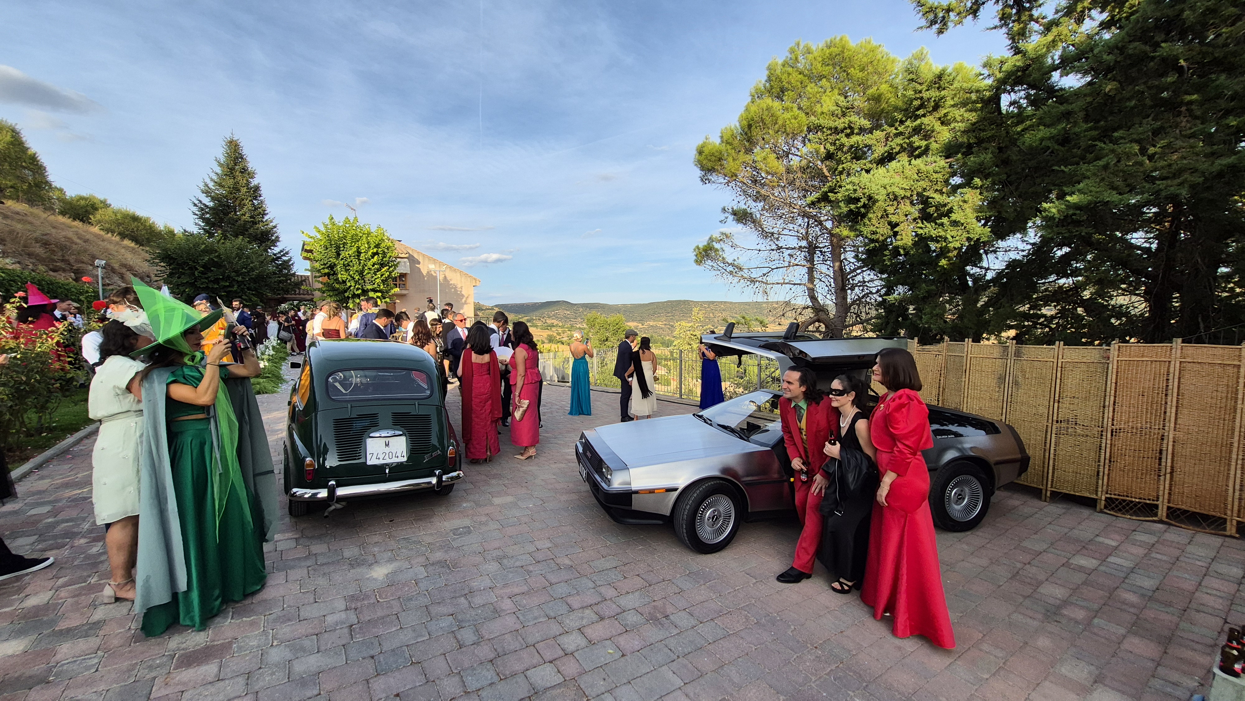 Fiesta de disfraces con DeLorean